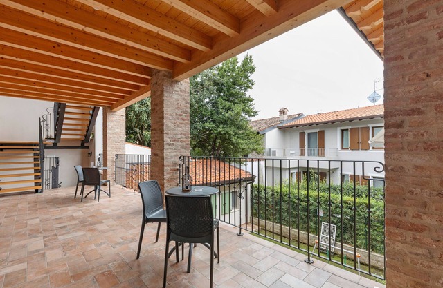 Apartamento 'Bilocale - Isola Del Garda' con piscina compartida, Wi-Fi y aire acondicionado