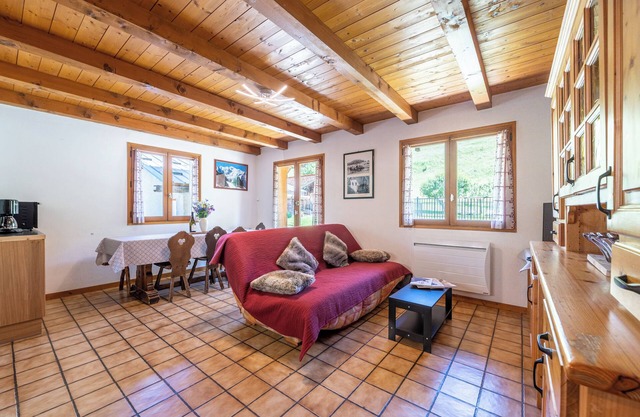 Apartamento 'L'Écureuil, Piscine Et Aire De Jeux' con vistas a la montaña, terraza privada y Wi-Fi