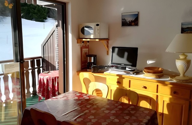 Apartamento 'Les 3 Lys - 25 M² - Le Praz De Lys' con vistas a la montaña, jardín compartido y balcón