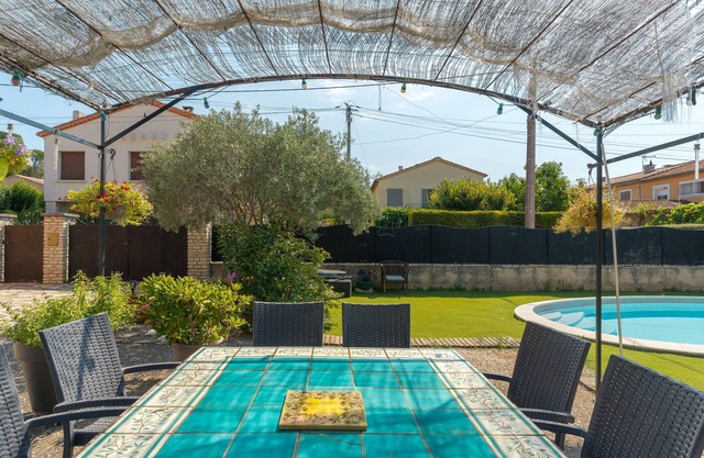 Apartamento 'Les Cerisiers' con piscina compartida, terraza compartida y Wi-Fi