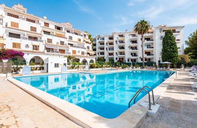 Apartamento 'Los Arcos' con piscina compartida, Wi-Fi y aire acondicionado