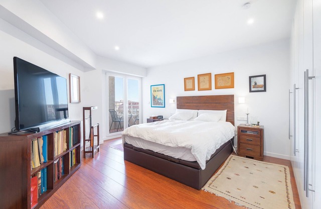 Apartamento 'Lujoso Ático Palau De La Música' con terraza compartida, Wi-Fi y aire acondicionado.