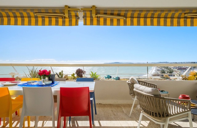 Apartamento 'Marina Baie Des Anges' con vistas al mar, Wi-Fi y aire acondicionado