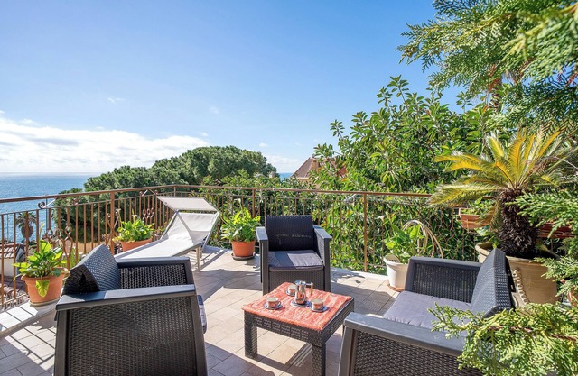 Apartamento 'Mare, Sole, Eucalipto' con vistas al mar, terraza privada y aire acondicionado.