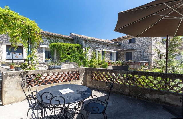 Apartamento 'Micocoulier De La Maréchale' con vistas a la montaña, piscina compartida y Wi-Fi