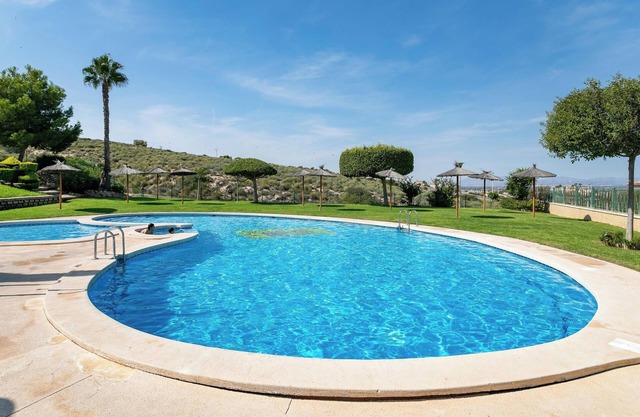 "Apartment near the beach" con vistas al mar, terrazas, aire acondicionado y piscina compartida
