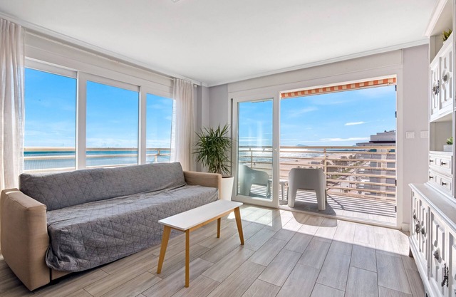 Apartamento 'Neptuno' con piscina compartida, balcón y Wi-Fi