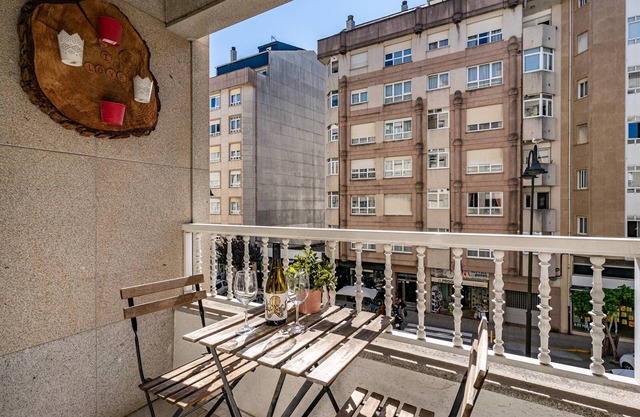 Apartamento 'O Faro Apartamentos' con vistas al mar, balcón y aire acondicionado.