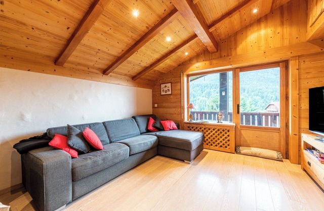 Apartamento 'Appartement Proche La Clusaz' con vistas a la montaña y balcón