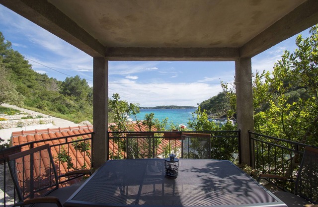 Apartamento Slatina-Apartamento de dos habitaciones con terraza y vistas al mar