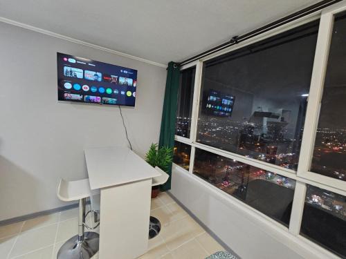 Apartment steps from the Alameda Terminal, Escuela PDI, Estación de Trenes and USACH, Facturable