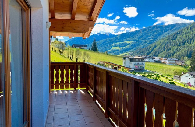 Apartamento 'Sunny' con vistas a la montaña, piscina compartida y Wi-Fi
