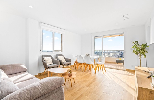 Apartamento 'Sunflower Avenida' con vistas al mar, balcón y Wi-Fi