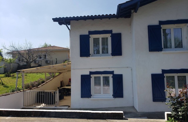 Apartamento T3 en casa con jardín a 4 km de la playa, cerca de Bayona
