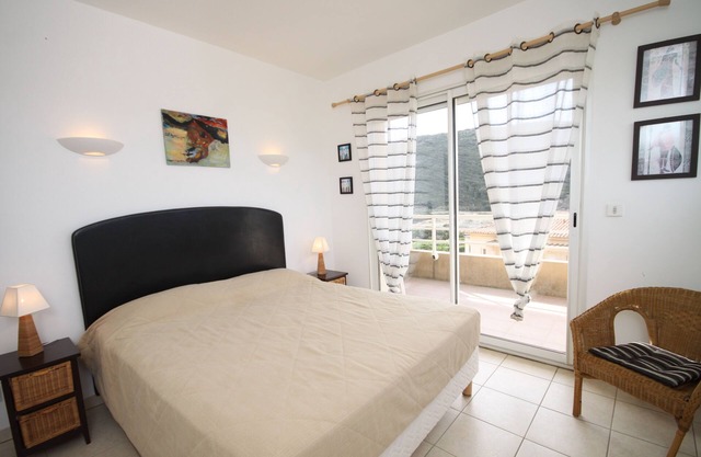 Apartment T4 - Sea view in a small residence