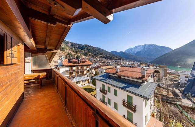 Apartamento 'Villa Pais 3 Cime View' con vistas al lago y terraza privada