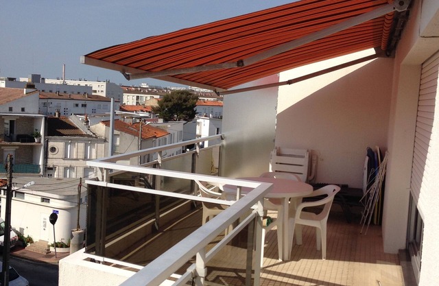 Apartamento con balcón y terraza cerca del centro y la playa.