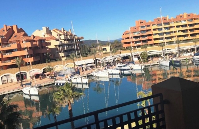 APARTAMENTO CON TERRAZA EN PRIMERA LINEA DE PUERTO SOTOGRANDE.