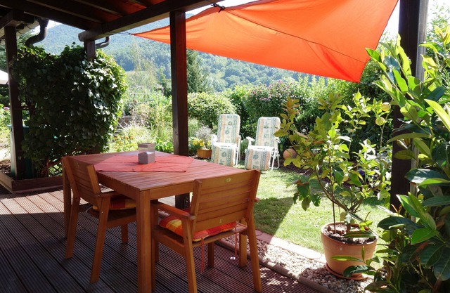 Un apartamento reformado con jardín en una zona tranquila y arbolada de 2016