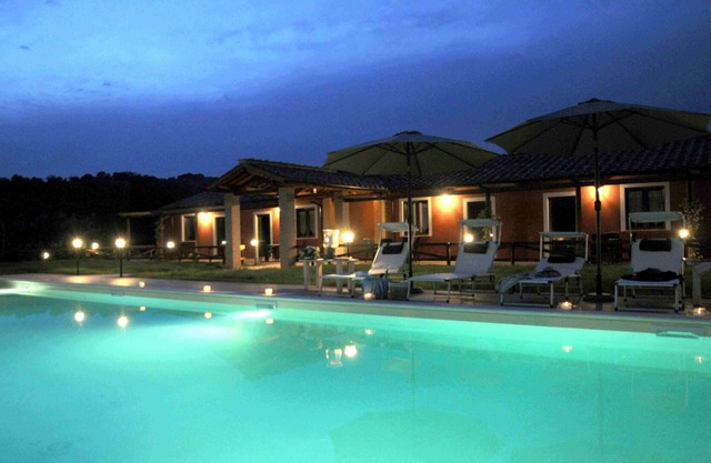 APARTAMENTO CON PISCINA EN UMBRÍA Y MANIPULACIÓN