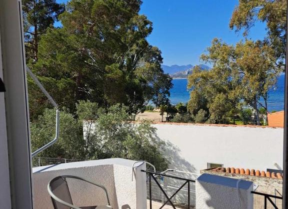 Apartment with sea view and balcony 60m from beach