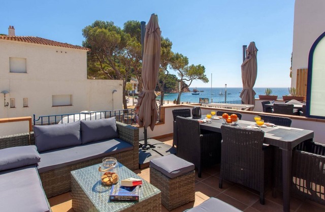 Apartamento con vistas al mar, cerca de la playa con enorme terraza