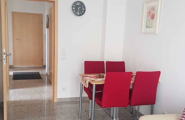 Apartamento con terraza y jardín.