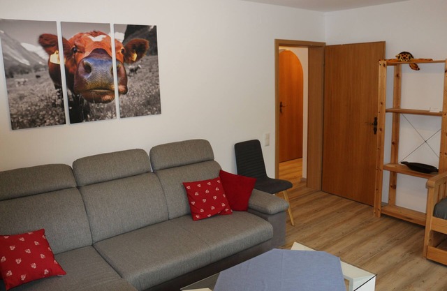 Apartamento con terraza y pequeño jardín.