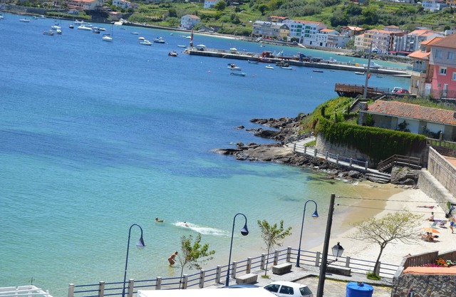 Apartamento Sinas Playa con wifi, a pie de playa con piscina, parking y barbacoa