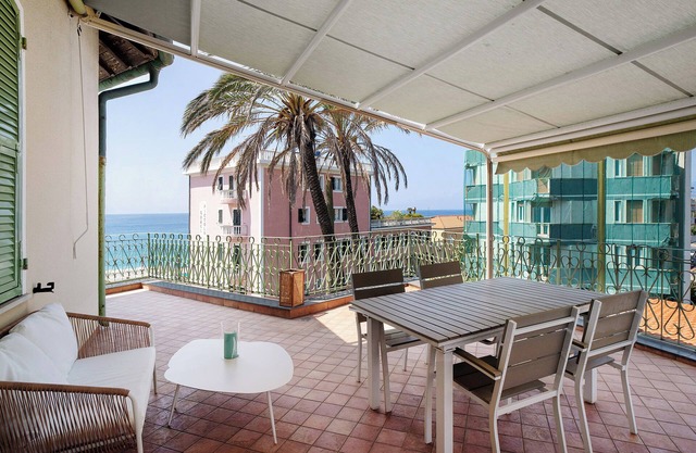 Apartamento 'Wonderful Flat By Sea Chez Monique' con vistas al mar, terraza privada y Wi-Fi