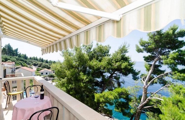 Apartments Plavac Mali- Two Bedroom Apartment with Balcony and Sea View