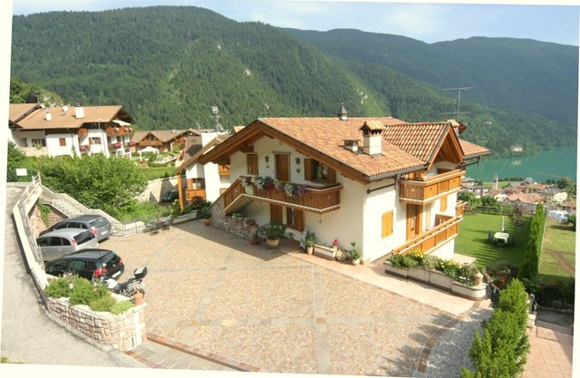 Apartamentos con amplios balcones y espectaculares vistas al lago Molveno ****