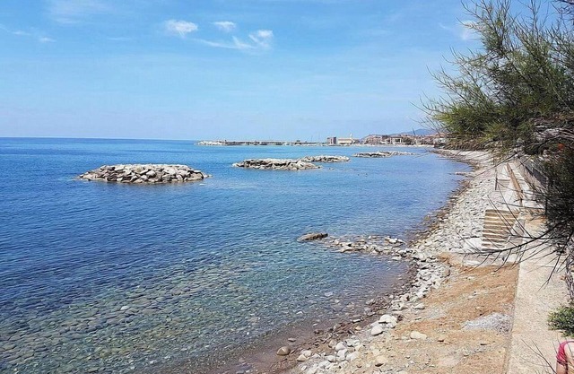 Apartamento Torre Caleo H: Un encantador apartamento ubicado directamente en la playa.