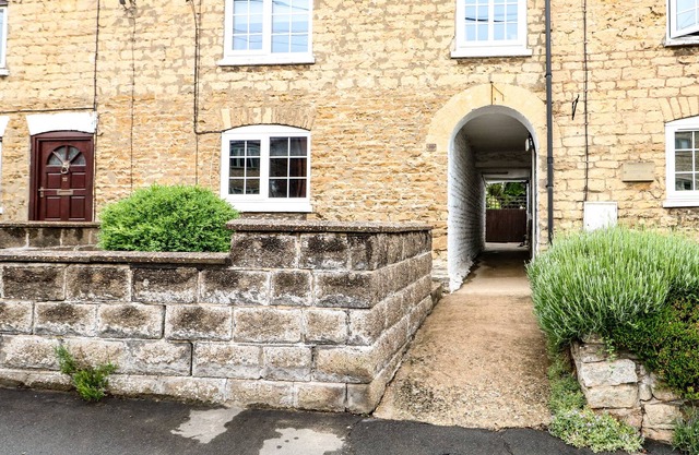 APPLE TREE COTTAGE, pet friendly, with open fire in Branston