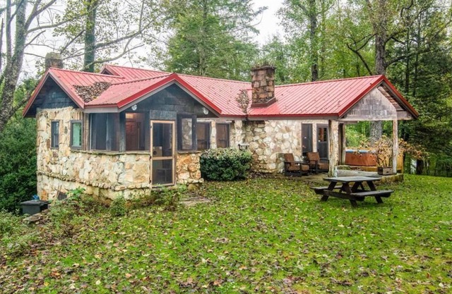 Cabina de Apple Valley; aislado, Hendersonville, cabaña histórica privada con arroyo y mucho más!