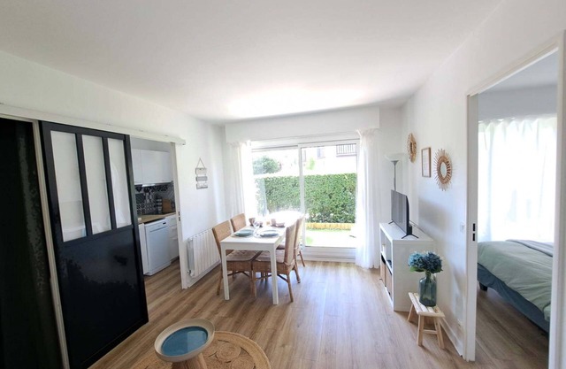 Appt in residence with garden for 4 people /Nearby (200m) sea and town center