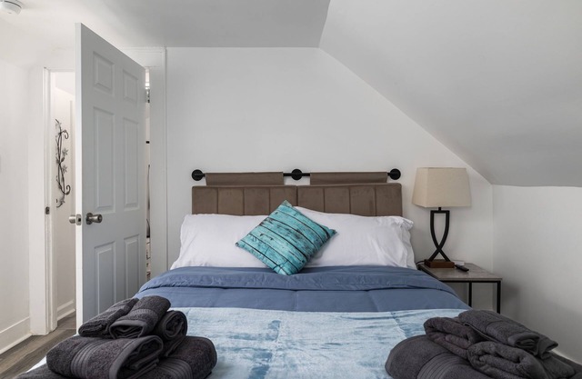 Apt. B: Comfortable for long term stays!