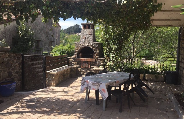 Apt f2 en la planta baja de villa, jardín, barbacoa a 450m del centro del pueblo y tiendas.