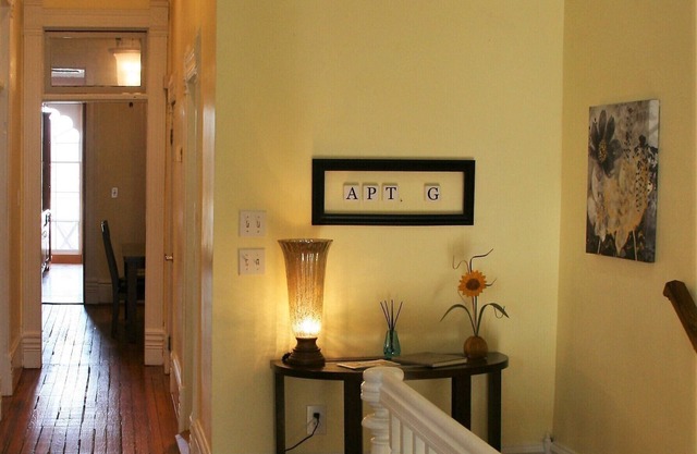 Apto. G encima de G Gallery & Glass Studio en un hermoso edificio histórico de 1890