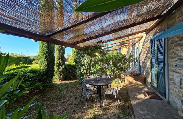 Apt in 19th century farmhouse near Cortona, pool, garden and beautiful views
