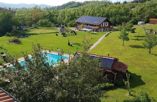 casa de apartamentos en la madera "casa de madera de 1" con piscina, sauna y jardín