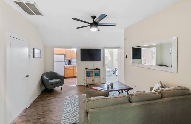 Apt W/ heated garage Libertyville Near Naval Base