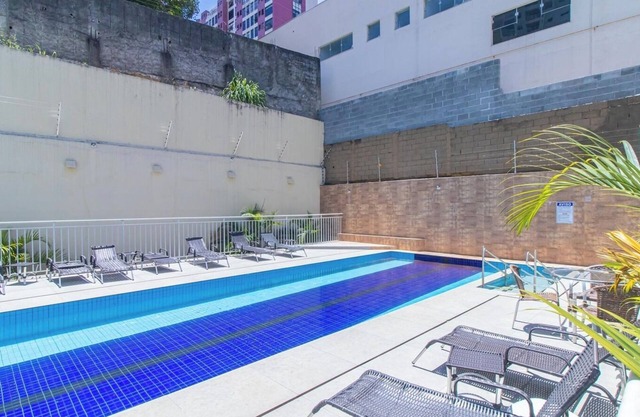 Apto moderno com churrasqueira e piscina no centro