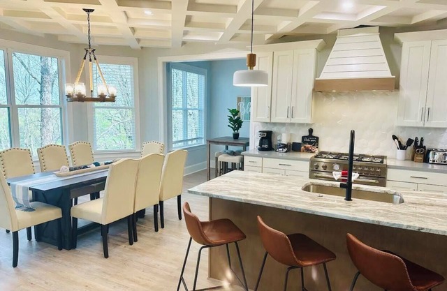 Aqua-dream , Beautiful 8 bedroom house on the lake with hot tub and dock!!