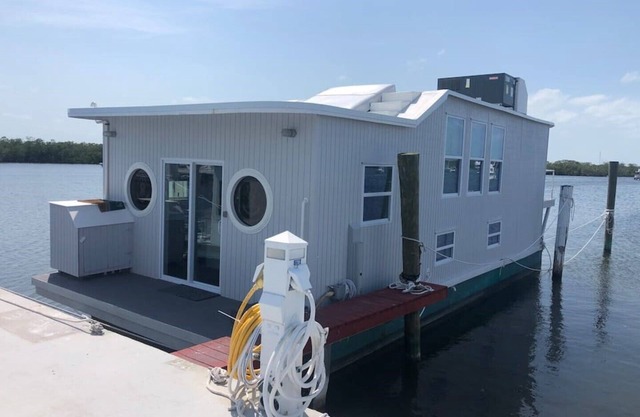 Aqua Lodge Houseboat "The Grey Lady"
