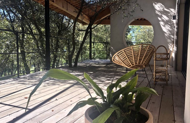 Arquitecto casa para vivir in-out en gran terreno boscoso
