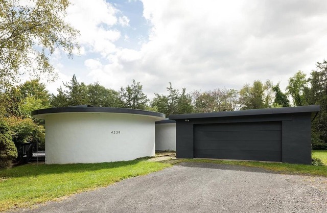 Architectural Gem with 1 Acre - RotundaHouse