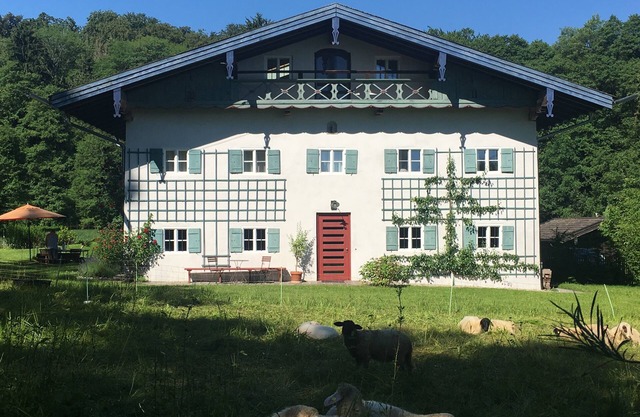 Arquitectónicamente sofisticada granja reformada con lago