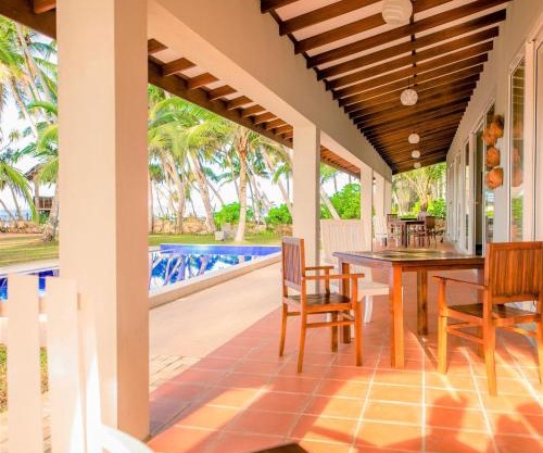 Arhimser Villa-superb 4 bedroom beachfront BB for 8 in Ranna, Tangalle, pool, 7 night stays free pick up, serviced, taxes included