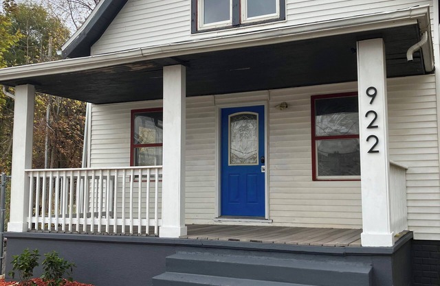 Art Pennington 4-bedroom house with WiFi in Cedar Rapids NewBo / Czech Village